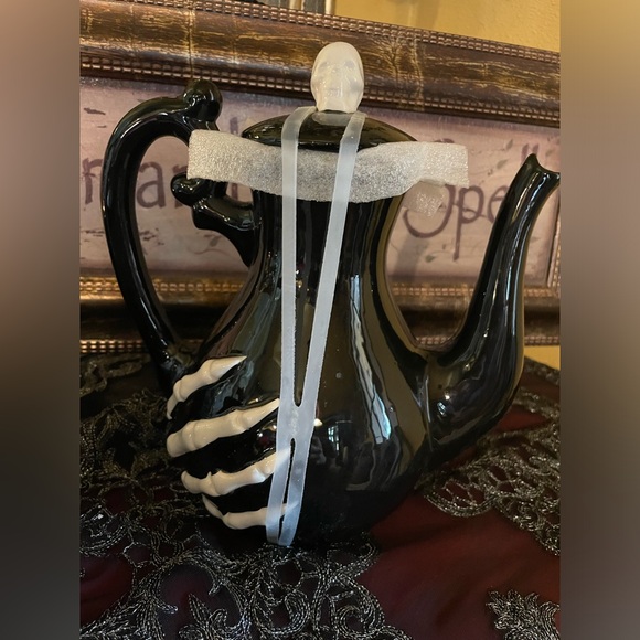 SPOOKY HOLLOW NWOT Halloween Skull Lidded Black & White Skeleton Hand Teapot - Picture 3 of 13